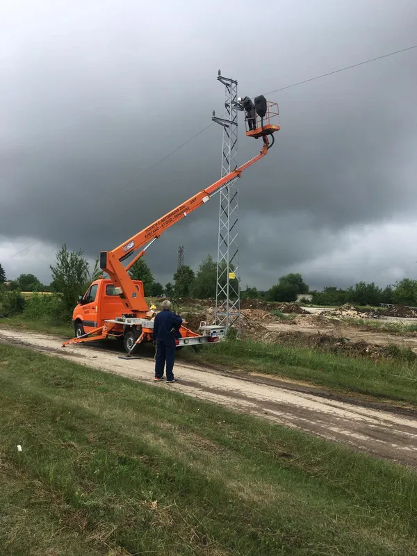 Автовишка при работа на електропровод